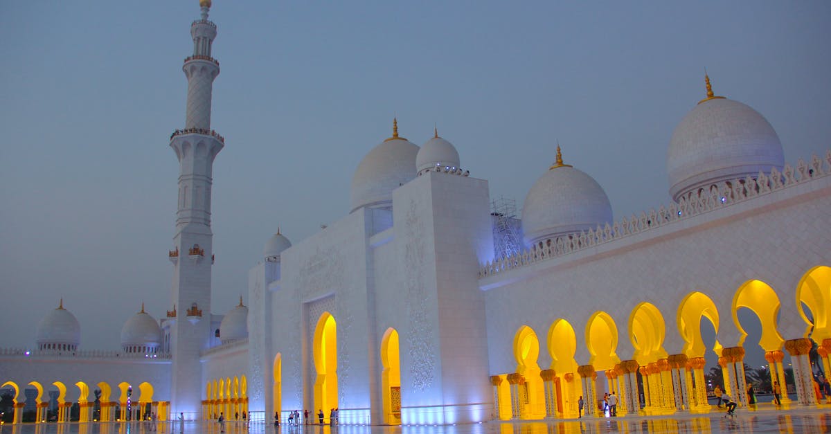découvrez les principes fondamentaux de la jurisprudence islamique, explorant ses sources, ses applications et son importance dans la vie quotidienne des croyants. plongez dans l'étude des règles et des lois islamiques qui régissent la moralité et le comportement au sein de la communauté.
