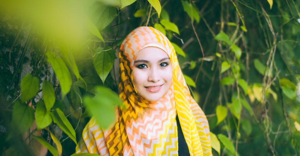 découvrez des idées et conseils pour styliser votre hijab avec élégance. explorez différentes façons de porter le hijab selon les tendances et votre style personnel.